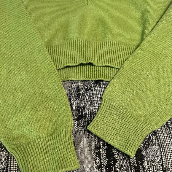 Forever 21 Green V-Neck Sweater with Ribbed Texture - Picture 3 of 7